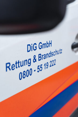 Rettungsdienst Logo auf dem Einsatzwagen