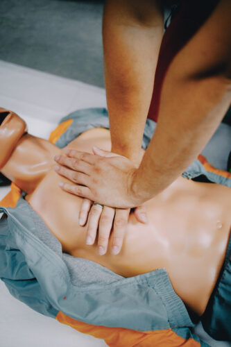 Erste Hilfe Veranschaulichung Herzrhythmusmassage