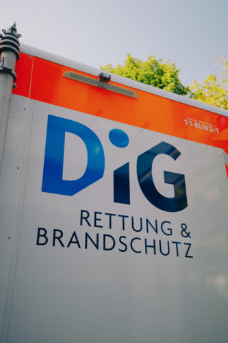 Rettungsdienst Logo auf Wagen