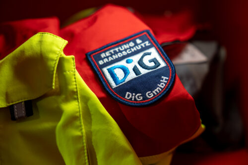 Rettungsdienst Logo auf dem tshirt