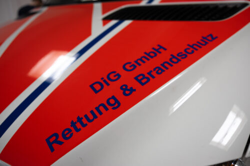 Rettungsdienst Logo auf Wagen