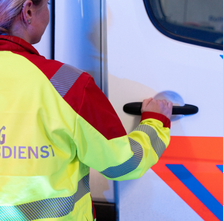 Mitarbeiter öffnet den Krankenwagen